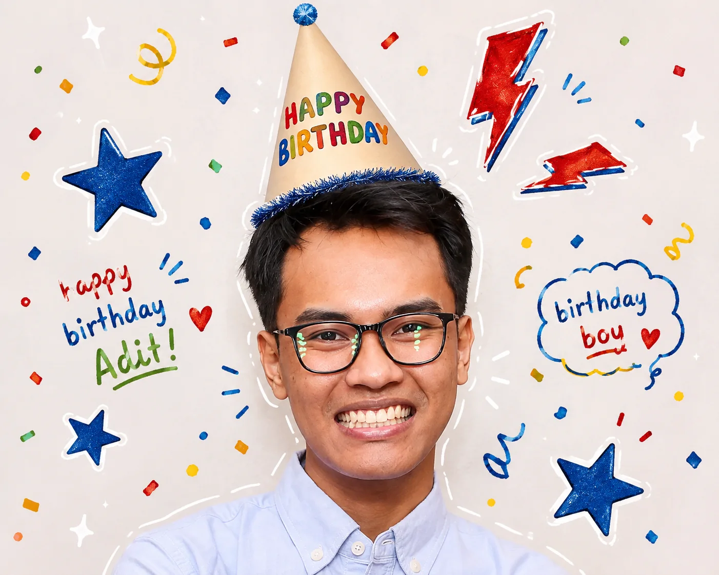 Adit memakai topi ulang tahun dengan dekorasi birthday