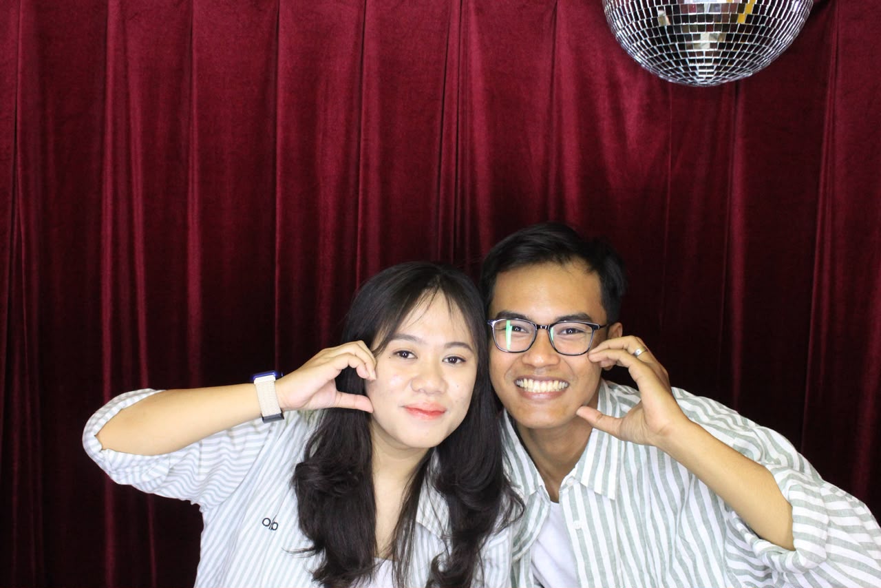 Adit dan Maylian tersenyum bersama di taman